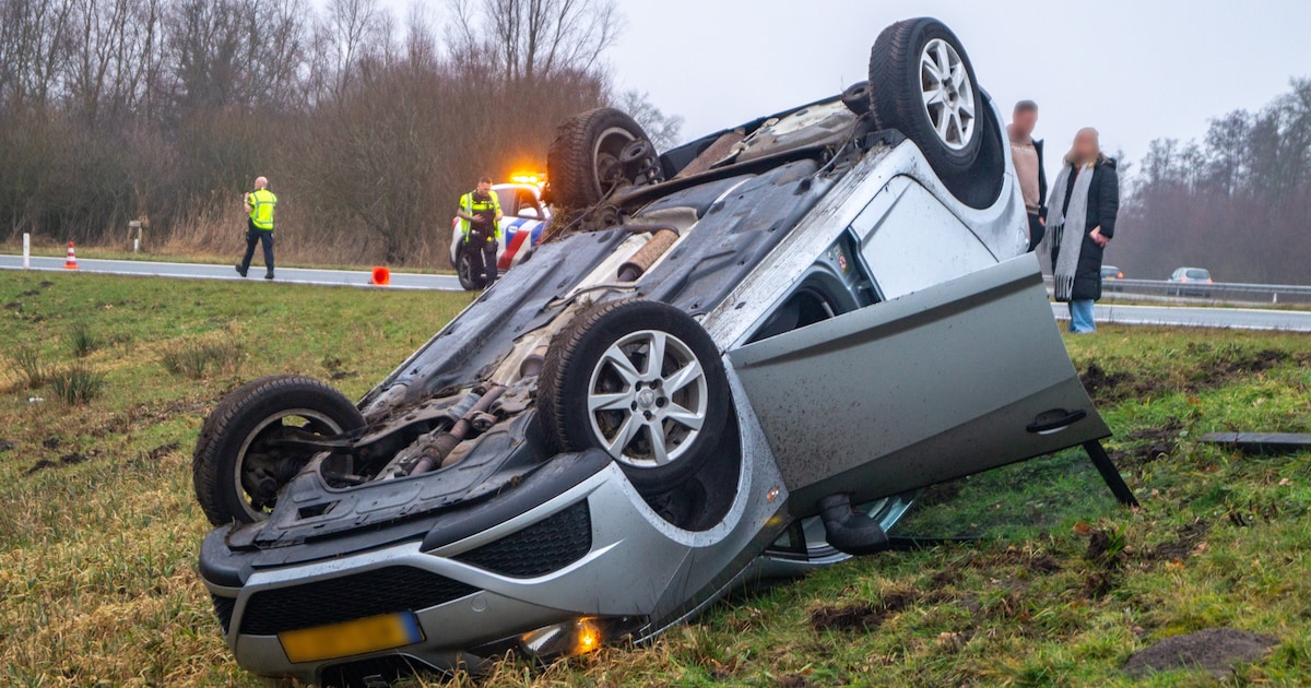 Auto slaat over de kop op toerit N356 bij Noardburgum