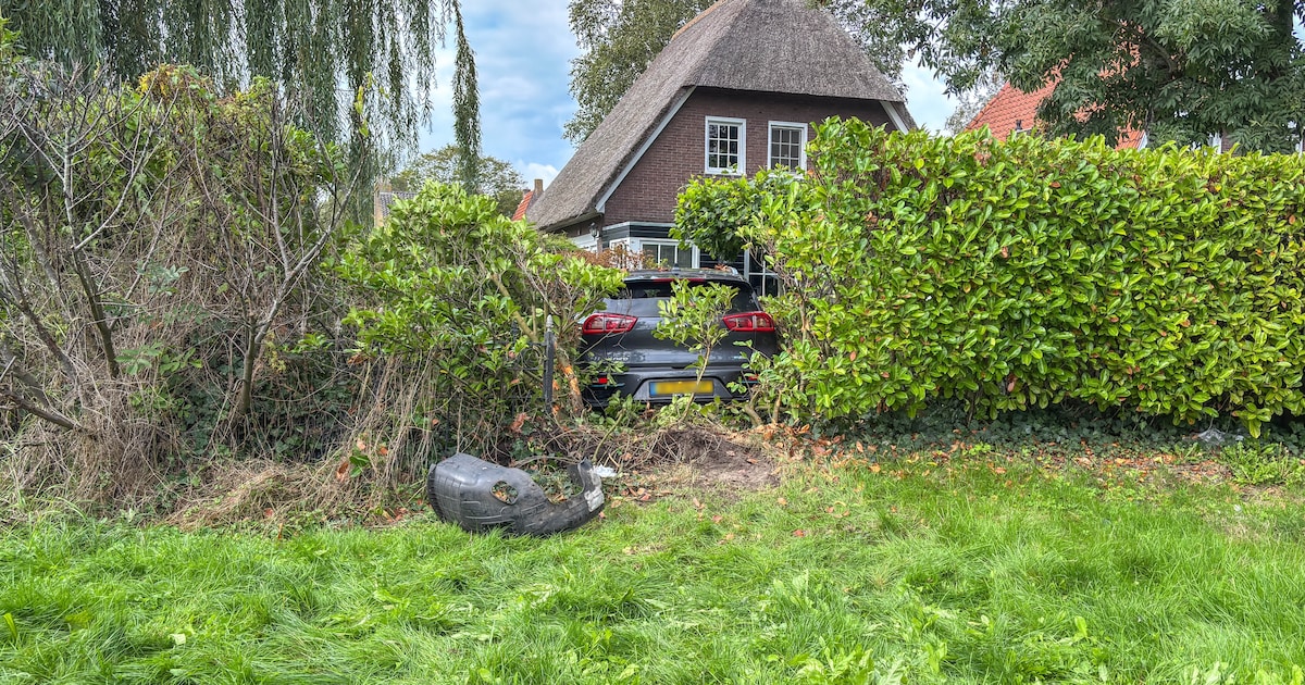 Auto belandt in tuin van woning in Leeuwarden