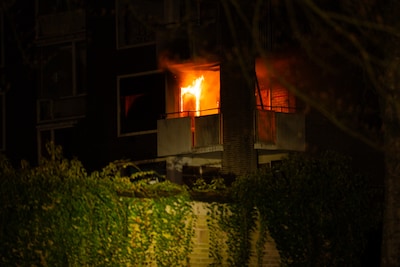 Wéér vuur bij voormalig bejaardenhuis in Rheden, vermoedelijk brandstichting