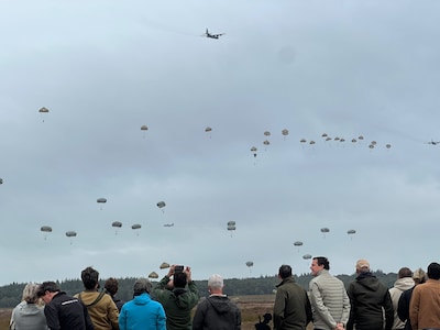 LIVE Airborne Herdenking 2026 | Parachutisten springen tóch boven de Ginkelse Heide