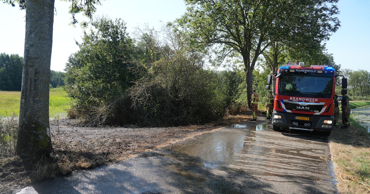 Brandweer blust bermbrand in Ruinerwold