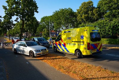 Fietsend kind botst met auto in Oss, nagekeken in ambulance