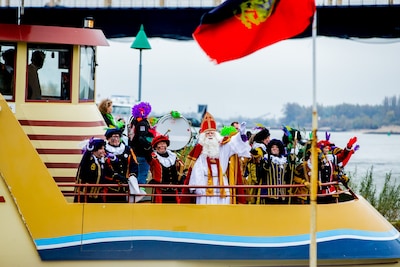 Sint wordt verwelkomd in Nijmegen, buschauffeur mist memo en komt vast te staan op de Waalkade
