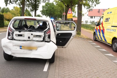 Auto’s botsen in Helmond, kindje krijgt knuffelbeer van ambulancepersoneel