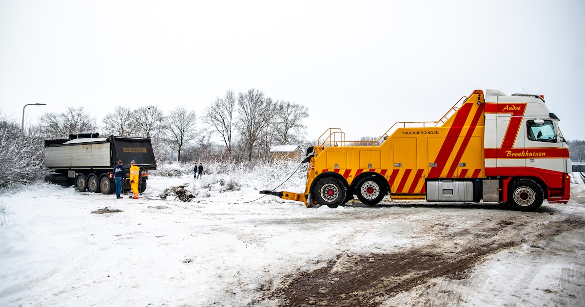 Vrachtwagen glijdt van gladde weg in Oosterwolde: berging door gladheid lastige klus