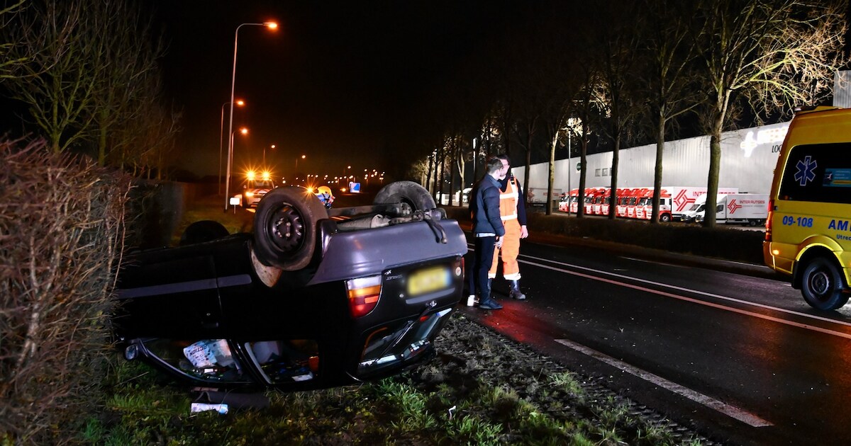 Auto over de kop geslagen op N204 bij Montfoort