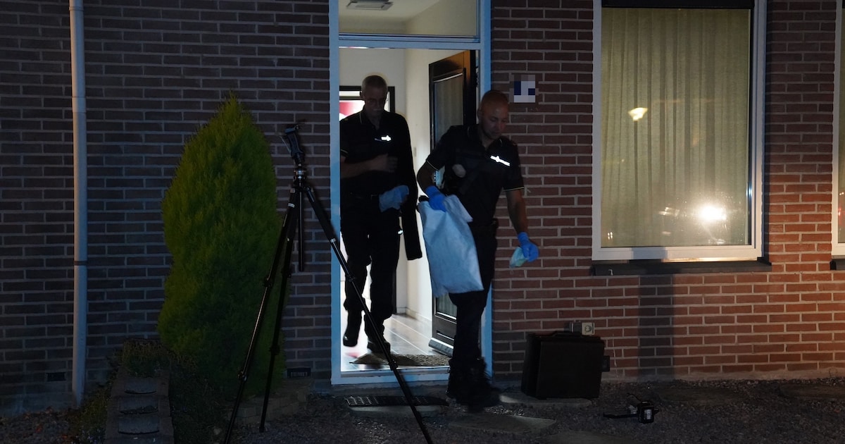 De politie kwam met meerdere eenheden naar het huis in Kerkdriel. © Meesters Multi Media
