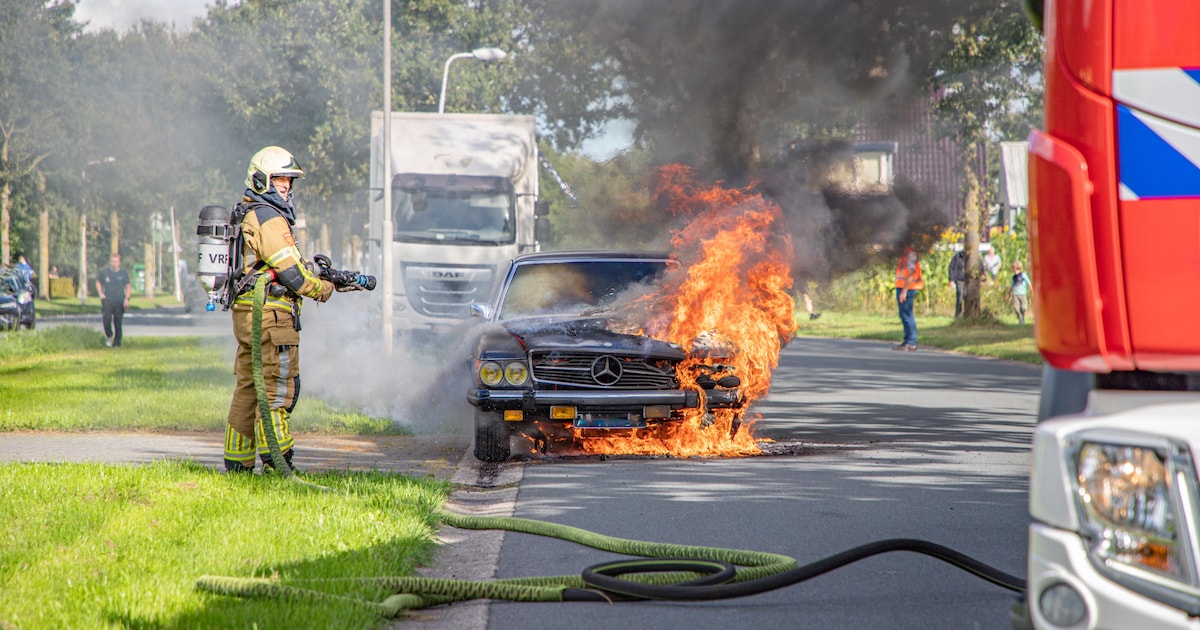 Mercedes uit 1975 vliegt tijdens rijden in brand bij Burgum