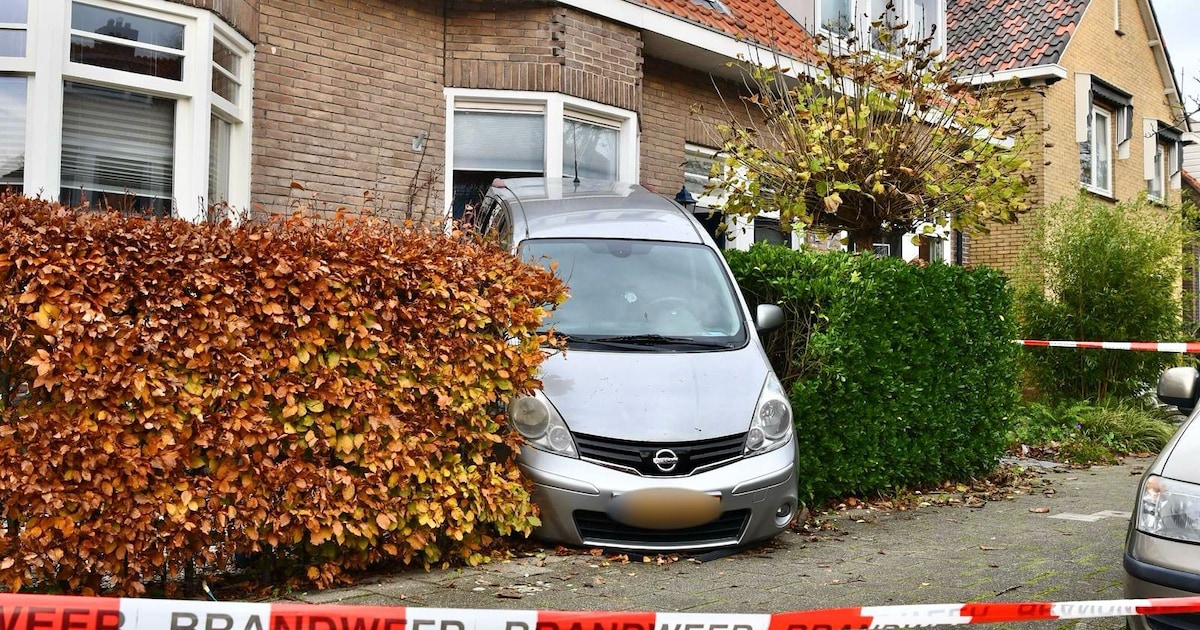 Automobilist verliest macht over het stuur en rijdt voortuin binnen in Hoorn