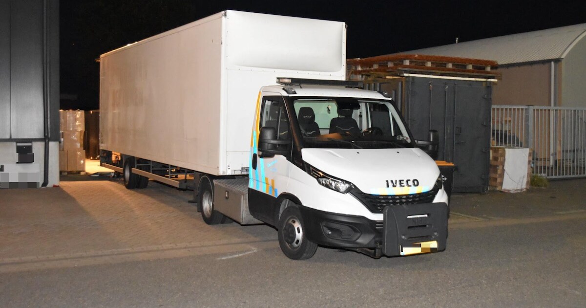 Pallets met dozen meegenomen door douane na inval bedrijfspand in Brakel