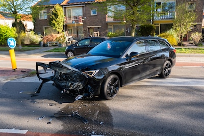Auto verliest deur na botsing op de Waterstraat in Velp