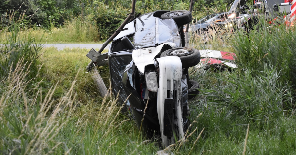 Auto belandt op zijkant na crash op de Albert Harkemaweg in Aduard