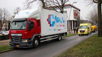 Fietsster zwaargewond na aanrijding met vrachtwagen op rotonde in Oss