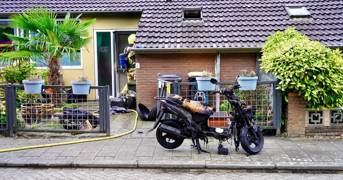 Scooter smelt door brand in schuur in Grootebroek