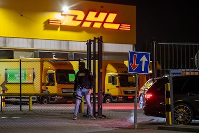 Douane en politie voeren lang onderzoek uit bij DHL in Den Hoorn door pakketje