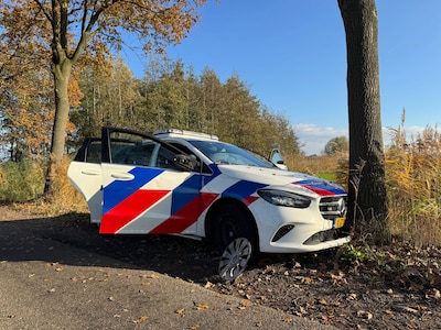 Politieauto botst tegen boom bij achtervolging bij Erp