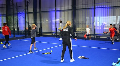 Nieuwe padelhal feestelijk geopend in Bennekom