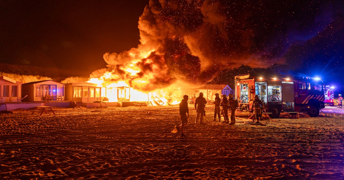 Enorme vuurzee verwoest strandhuisjes op strand van Wijk aan Zee