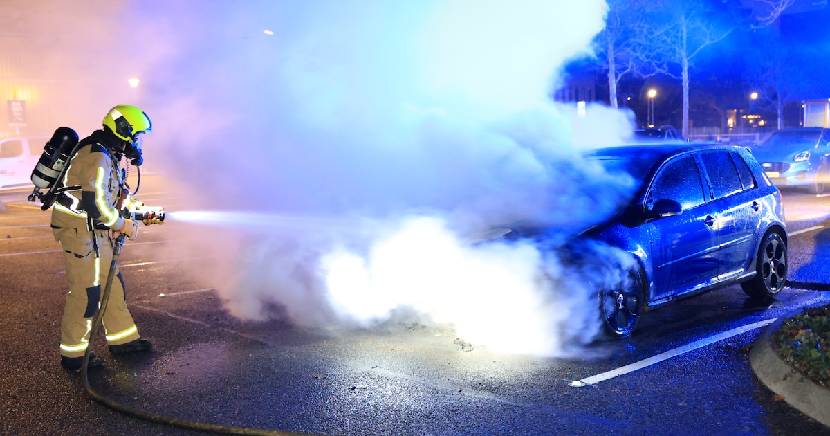 Geparkeerde auto in brand bij De Poort in Nootdorp