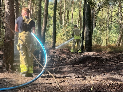 Stuk natuur brandt af bij Uddel, brandweer heeft vuur snel onder controle