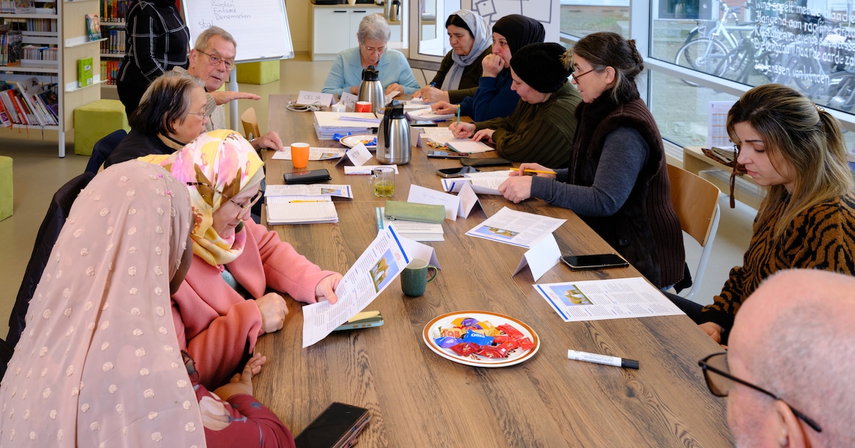Taalcafé in Gouda oefent Nederlands met NT2-docent