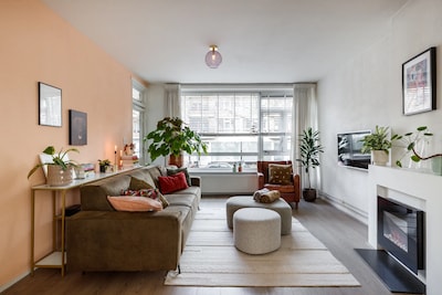 Zon en licht in Utrechts appartement: ‘s morgens koffie op het ene balkon, ‘s avonds borrelen op het