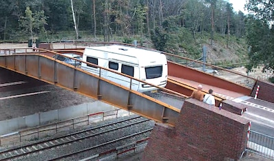 Wéér is het raak op nieuwe, smalle spoorbrug: caravan rijdt zich vast, auto’s op het fietspad