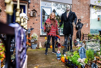 Meneer monster laat kinderen gillen bij zijn spooktuin: ‘Met masker op sta ik voor het raam’