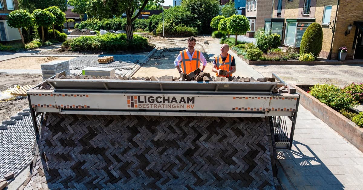Nieuwe bestrating in Lijsterbeslaan Leusden wordt gelegd met machine