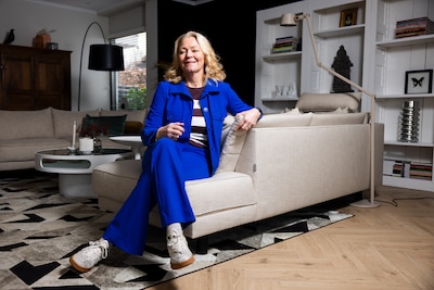 De donkere keuken in de villa van Marlies is het pronkstuk: ‘Iedereen kan er tegelijk kokkerellen’