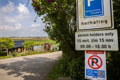 Ideetje van Johan krijgt navolging: is dit de oplossing van het illegaal parkeren in Kinderdijk?