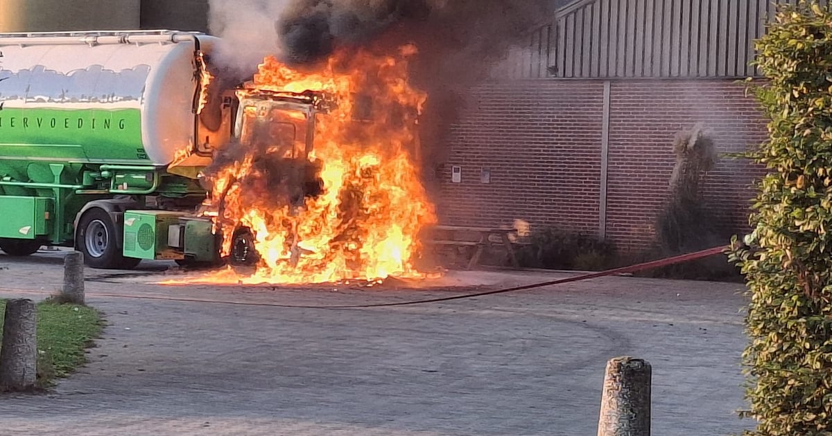 Vrachtwagen volledig in brand in Oirlo