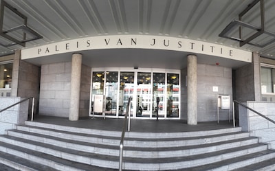 Vrouw (20) valt agenten aan met vleesmes: ‘Nog nooit zoiets heftigs meegemaakt’