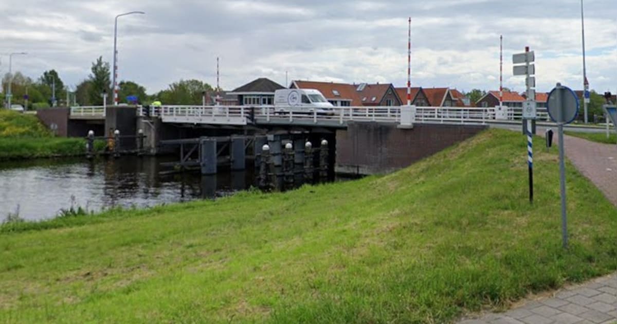 Zeilboot komt klem te zitten onder brug in Oude Wetering, pont blijft langer varen door stremming