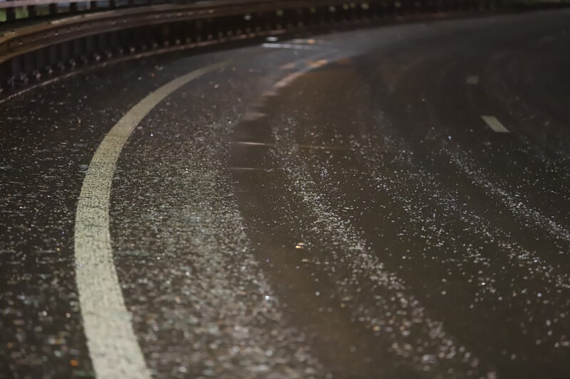 De weg lag vol met glasscherven. Meerdere automobilisten hebben er doorheen gereden.