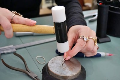 Bij deze sieradenwinkel maak je jouw eigen ring of armband