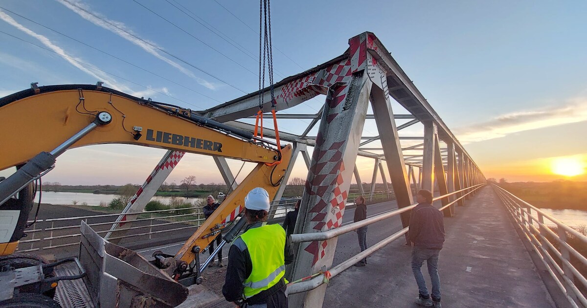 Graafmachine ramt brug tussen Gennep en Oeffelt en verliest graafbak: weg volledig afgesloten