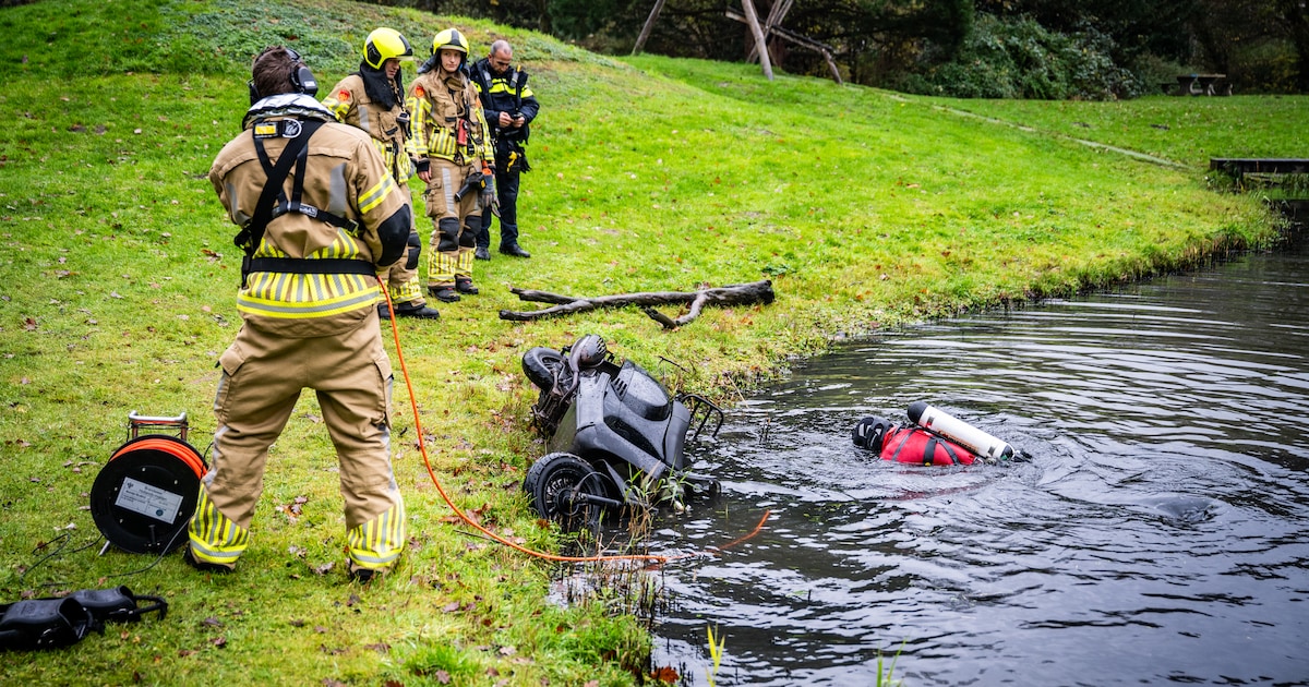Gestolen scooter uit water gehaald in Weteringpark in Alphen aan den Rijn