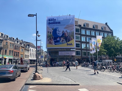 Ergernis over gigantische steigerdoekreclames in Utrecht: ‘Vercommercialisering van de openbare ruim