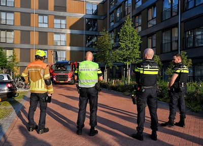 Appartemen­ten­com­plex in Tilburg ontruimd door brand, tientallen bewoners hals over kop naar buite