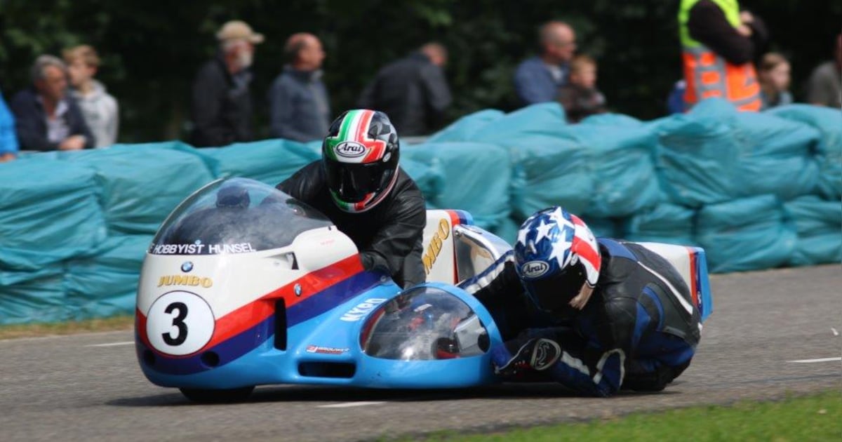 Klassieke motoren razen zaterdag over het circuit van Anerveen tijdens achttiende Gramsberger Classi