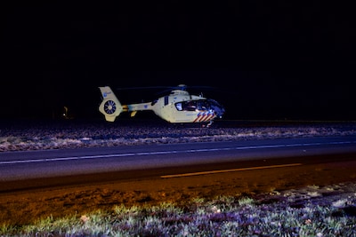 Fietser ernstig gewond na botsing met boom