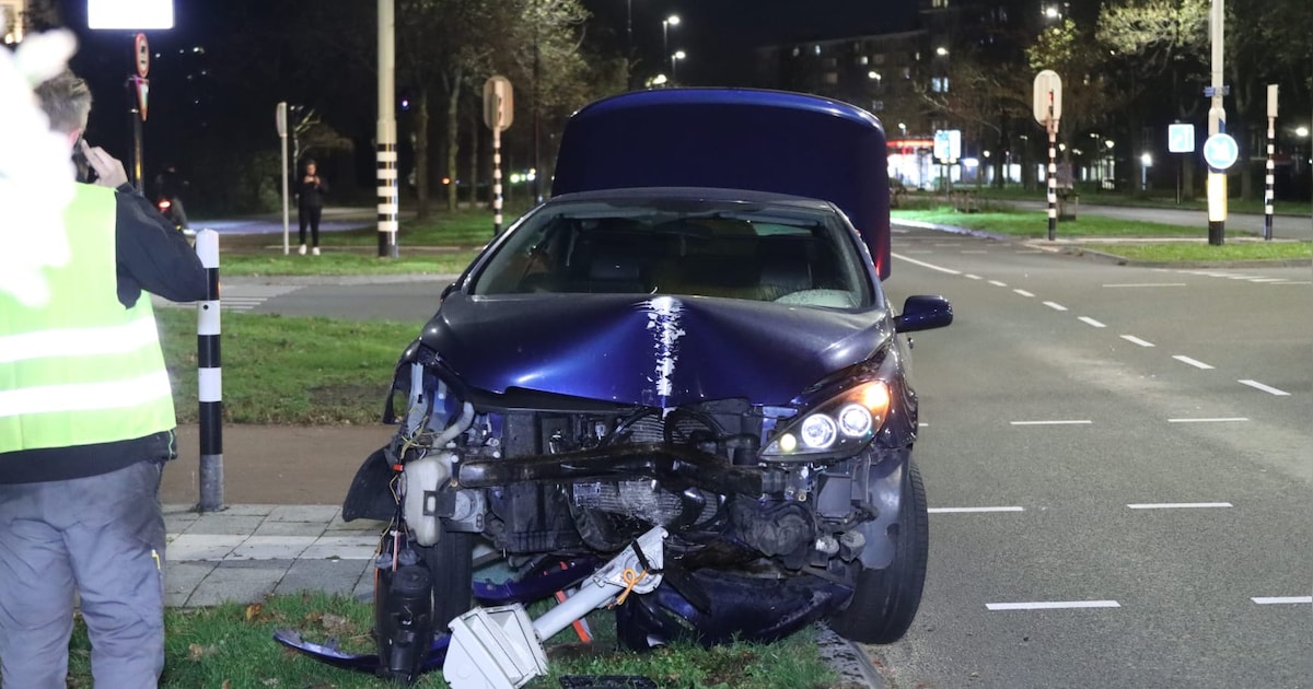Automobilist raakt van de weg en botst tegen verkeerlicht op de Alkmaarseweg bij Beverwijk