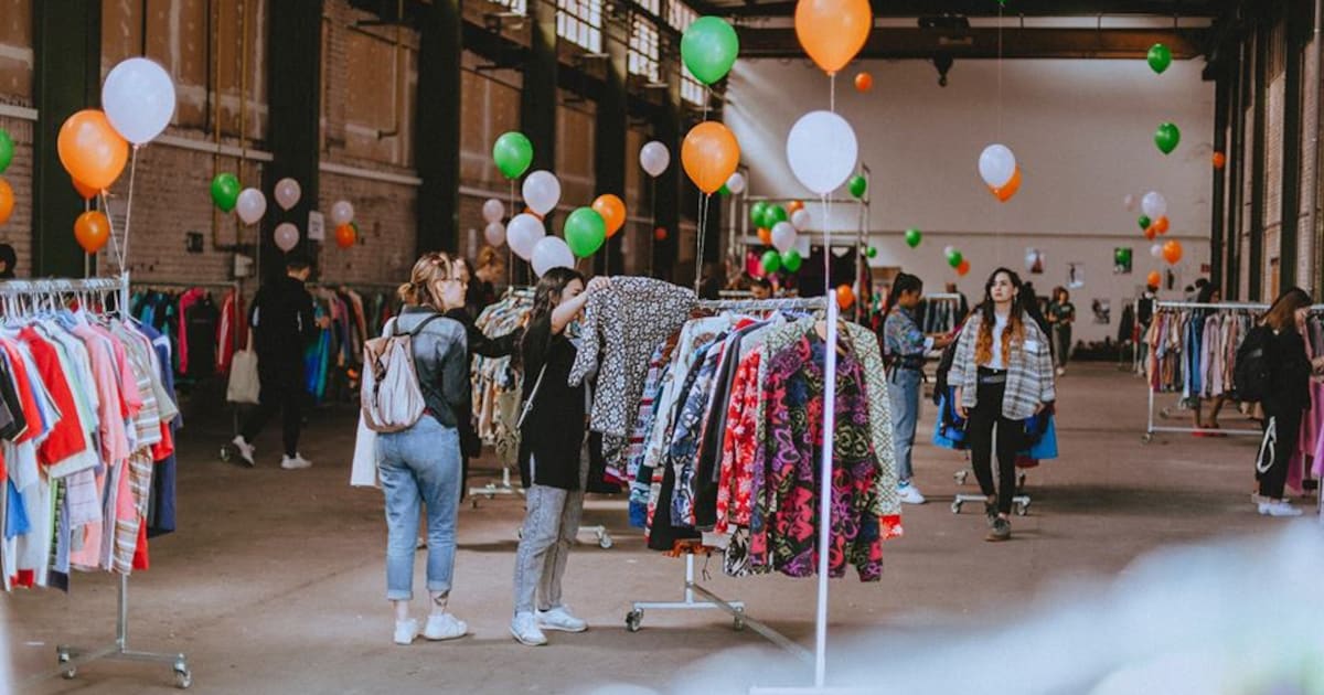 Betalen per kilo: de grootste vintagekilosale van Europa komt naar Delft