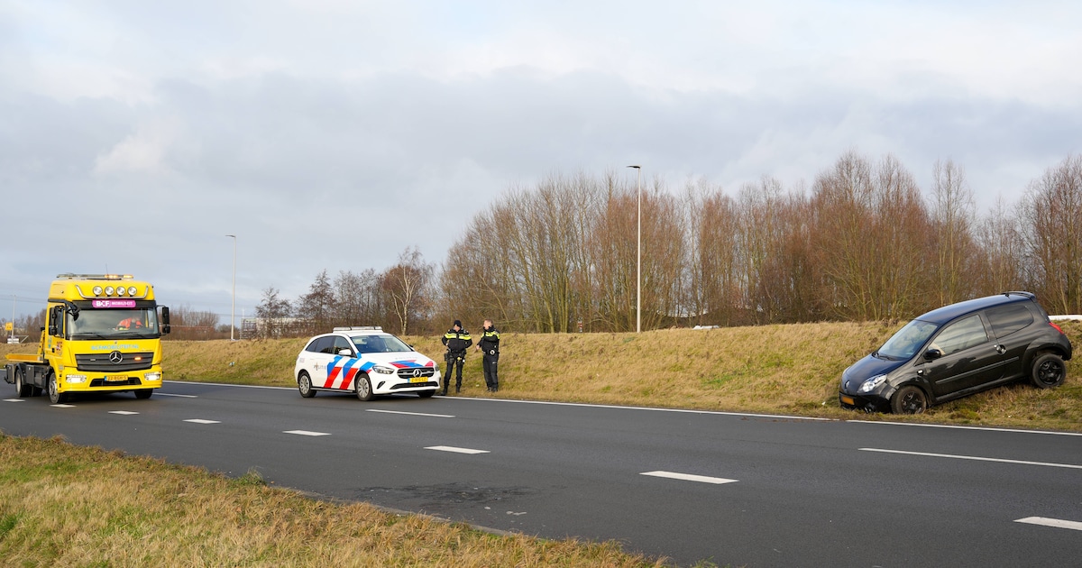 Auto raakt van de weg en belandt op middenberm langs Drachtsterweg in Leeuwarden