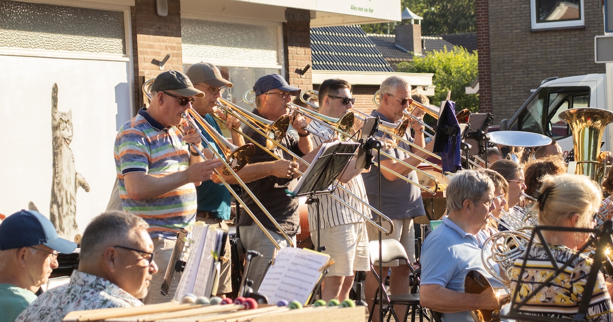 Club-trombonisten hebben hun ‘eigen momentje’ tijdens buitenconcert Didam