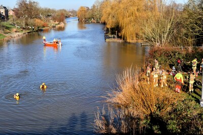 Man (71) overleden in Linge bij Beesd nadat auto in water belandt