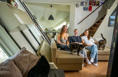 Deze vriendinnen wonen samen in een kubuswoning: 'Het zou mooier zijn in het roze'