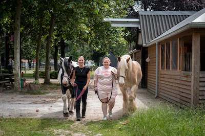 Paarden helpen Anouk en Cynthia zoals niemand anders kan: ‘Soms is het makkelijker praten met een pa