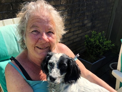 Linda (72) gaf kinderen in het speciaal onderwijs en zwerfhonden alle liefde: ‘Bij haar was het glas
